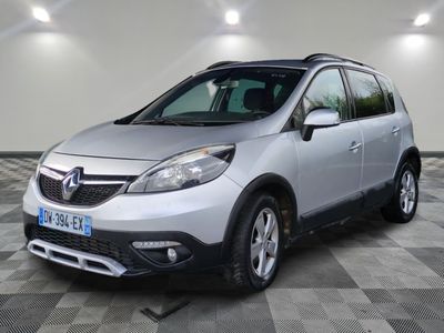 la photo d'une voiture argentée garée dans un garage