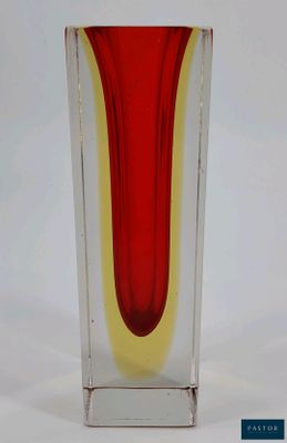 un vase en verre avec un motif rouge et jaune