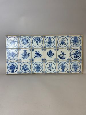 un gros plan sur un carreau bleu et blanc orné de fleurs