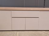 une armoire blanche à deux tiroirs avec un plateau en bois
