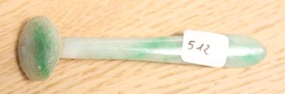 une photo d'une brosse à dents verte avec une étiquette dessus