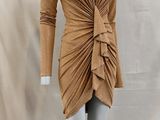 une photo d'un mannequin portant une robe marron ornée d'un grand nœud