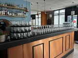 un bar sur lequel sont posés de nombreux verres à vin