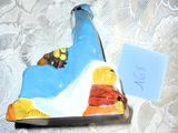 une figurine d'oiseau bleu posée sur une table, accompagnée d'un mot