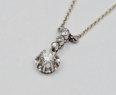une photo d'un pendentif en diamant attaché à une chaîne