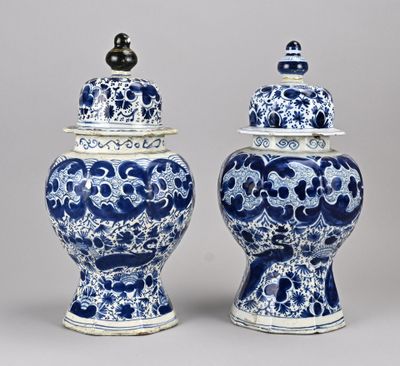 paire de vases chinois bleus et blancs avec couvercles