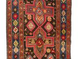 un tapis au motif multicolore sur fond blanc