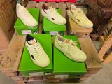 Plusieurs paires de chaussures de tennis sont exposées dans un magasin.