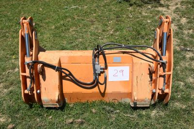 an image of a machine that is sitting in the grass