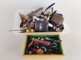 une boîte remplie d'objets divers posée sur une surface blanche