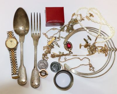 beaucoup d'objets en argent et en or sur la table