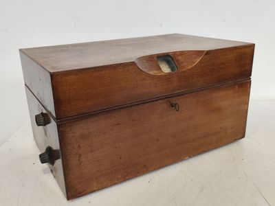une vieille boîte en bois munie d'une poignée et d'un loquet