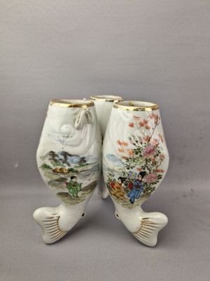 une paire de vases en porcelaine ornés d'oiseaux et de fleurs