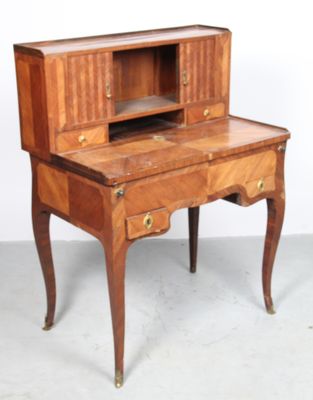 un petit bureau en bois surmonté d'une étagère à livres