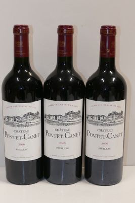 trois bouteilles de vin rouge sont alignées sur une table