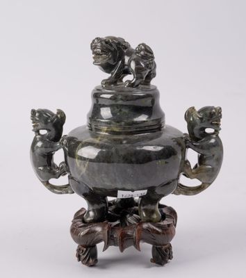 une image représentant un brûle-parfum en bronze orné de deux lions