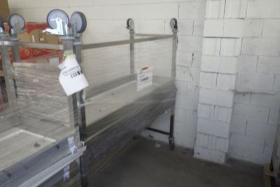 une vitrine en verre au milieu d'une pièce