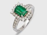 une bague en émeraude et diamant