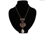 gros plan d'un collier sur un mannequin mannequin