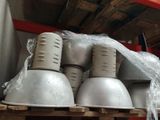trois lampes posées sur une palette dans un entrepôt