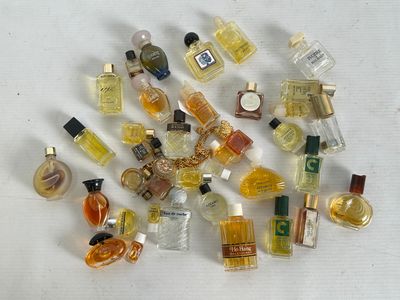 beaucoup de petits flacons de parfum posés sur une table