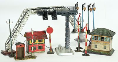 de nombreux petits trains et bâtiments miniatures disposés sur une surface blanche