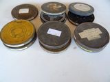 plein de vieilles bobines posées sur une table