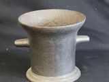 tasse en grès gris avec des anses, sur fond noir