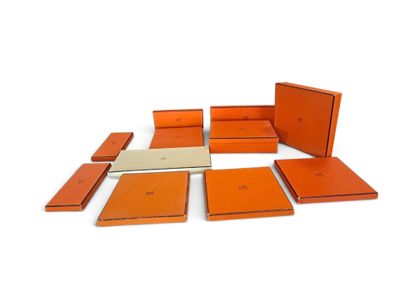 une image représentant un groupe de cartons orange empilés les uns sur les autres