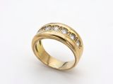 une bague en or avec des diamants sur fond blanc