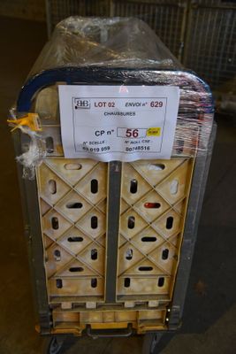 un chariot à bagages muni d'une étiquette de prix dans un entrepôt