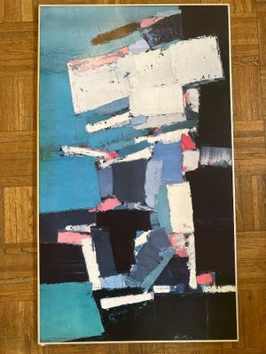 peinture abstraite dans les tons de bleu, blanc et rouge sur un parquet