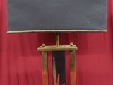 une lampe posée sur une table sur laquelle se trouve un tableau noir