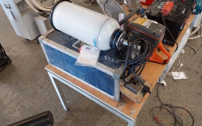 une machine posée sur une table