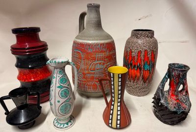 de nombreux types de vases différents posés sur une table