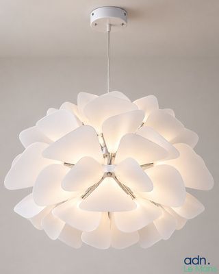 un lustre blanc suspendu au plafond d'une chambre à coucher