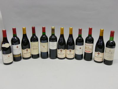 plusieurs bouteilles de vin sont alignées sur une surface blanche