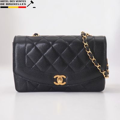 un sac Chanel noir avec des finitions dorées et une chaîne