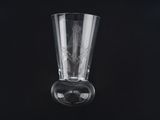 une image représentant un verre à shot sur fond noir