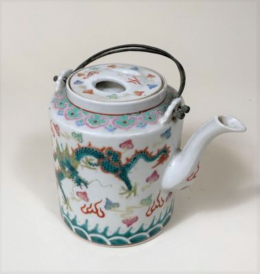 CHINE - XXe siècle Théière de forme cylindrique en porcelain…