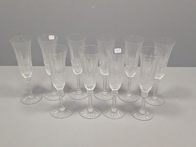 six verres à vin transparents sont alignés sur une table blanche
