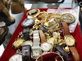 de nombreux modèles de montres exposés dans un magasin