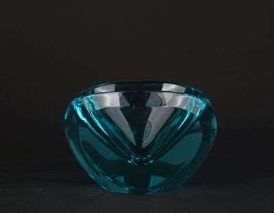 Gros plan sur un bol en verre bleu sur fond noir