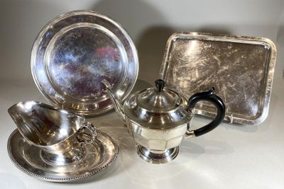 Ensemble comprenant : Un couteau à fromage en argent 925 mil…