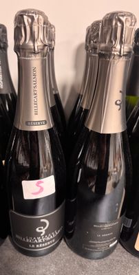 Des bouteilles de champagne sont alignées sur un plan de travail