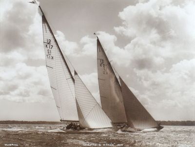 deux voiliers naviguant sur l'eau sous un ciel nuageux