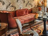 un salon avec un canapé, des fauteuils et une table