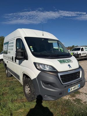 une camionnette blanche garée sur le bord de la route