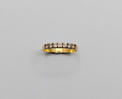 une bague en or sertie de diamants