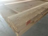 un gros plan sur un morceau de bois posé sur une table